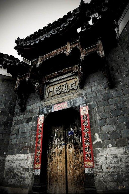 内蒙古乌兰浩特市:玉米住“楼”进“中心”