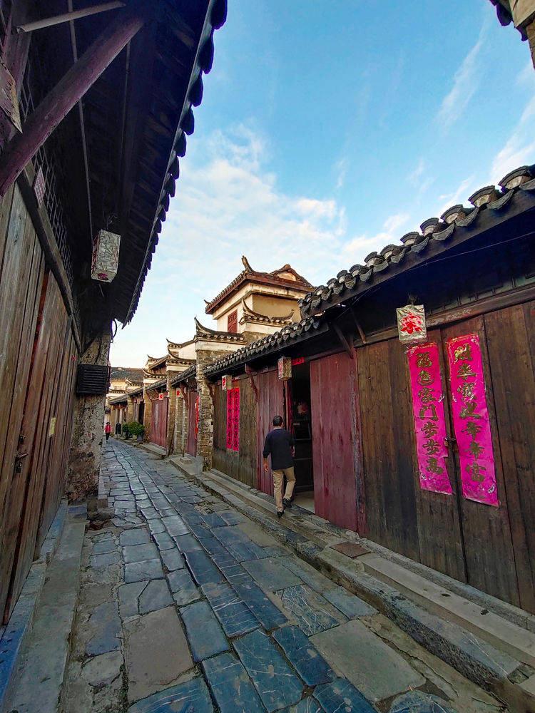 云南曲靖麒麟区:缤纷年货传递浓浓年味儿